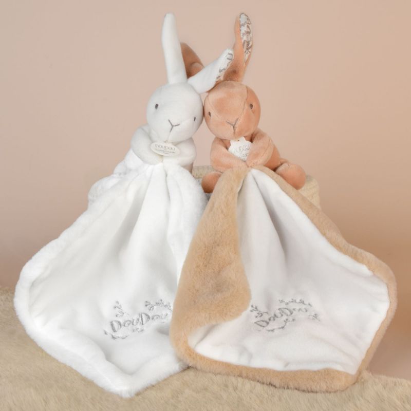 Image d'ambiance de présentation du produit Lapin Doudou blanc (10 cm) - Doudou et Compagnie
